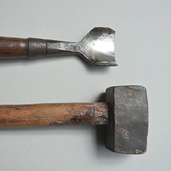 神代欅を彫るために制作した彫刻刀